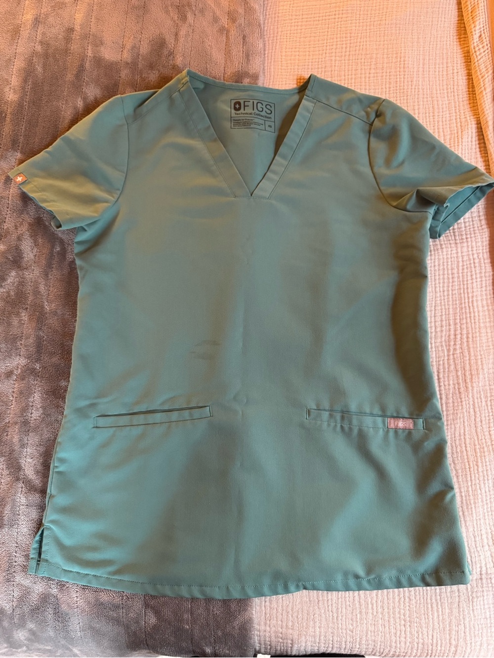 FIGS Women's V-Neck Scrub Top in Teal Green